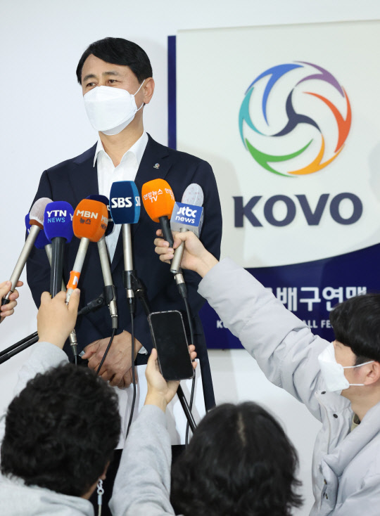 신무철 한국배구연맹(KOVO) 사무총장이 지난 16일 오후 서울 마포구 한국배구연맹에서 '학교폭력 근절을 위한 비상대책위원회' 회의를 마친 뒤 결과 브리핑을 하고 있다. 연합뉴스